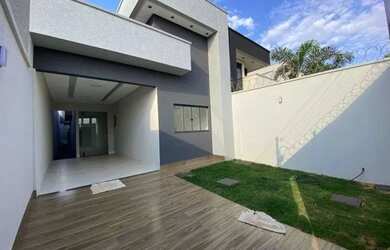 Imagem: A casa possui 3 Dormitórios, 2 Banheiros, 2 Vagas na garagem