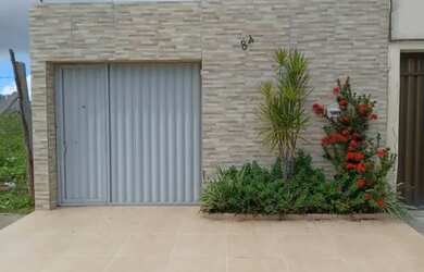 Imagem: A casa possui 3 Dormitórios, 2 Banheiros, 4 Vagas na garagem