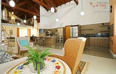 Imagem: A casa possui 3 Dormitórios, 4 Banheiros, 2 Vagas na garagem