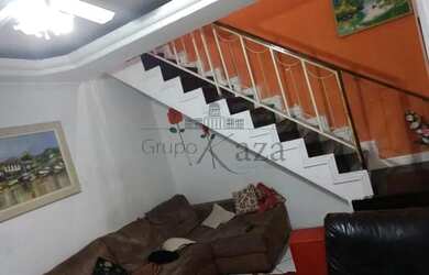 Imagem: A casa possui 4 Dormitórios, 3 Banheiros, 1 Vaga na garagem