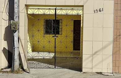 Imagem: A casa possui 2 Dormitórios, 1 Banheiro, 1 Vaga na garagem