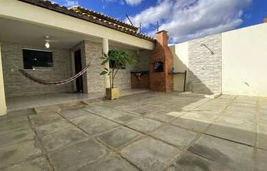 Imagem: A casa possui 3 Dormitórios, 2 Banheiros, 2 Vagas na garagem