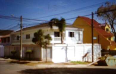 Imagem: A casa possui 5 Dormitórios, 4 Banheiros, 4 Vagas na garagem