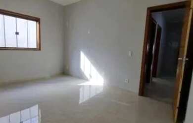 Imagem: A casa possui 3 Dormitórios, 1 Banheiro, 1 Vaga na garagem