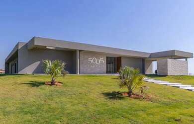 Imagem: A casa em condomínio possui 5 Dormitórios, 5 Banheiros, 3