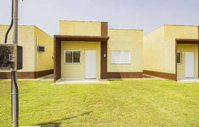 Imagem: A casa possui 2 Dormitórios, 1 Banheiro, 2 Vagas na garagem