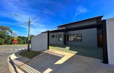 Imagem: A casa possui 3 Dormitórios, 3 Banheiros, 3 Vagas na garagem