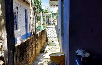 Imagem: A casa possui 4 Dormitórios, 1 Banheiro, 1 Vaga na garagem