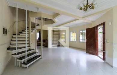 Imagem: A casa possui 4 Dormitórios, 3 Banheiros, 2 Vagas na garagem