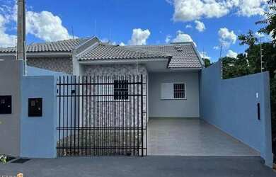 Imagem: A casa possui 3 Dormitórios, 1 Banheiro, 1 Vaga na garagem