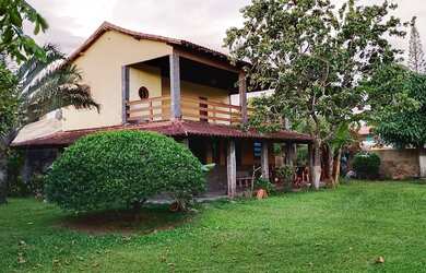 Imagem: A casa possui 4 Dormitórios, Acomodam 10 pessoas, 5 Vagas na