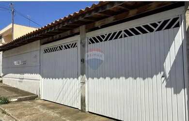 Imagem: A casa possui 3 Dormitórios, 1 Banheiro, 4 Vagas na garagem