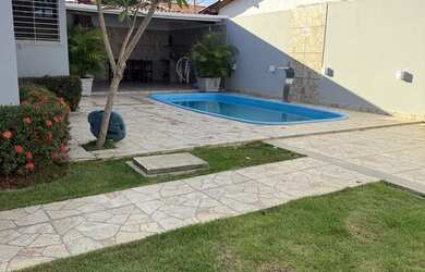 Imagem: A casa possui 3 Dormitórios, Acomodam 15 pessoas, 3 Vagas na