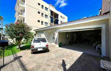 Imagem: A casa possui 4 Dormitórios, 4 Banheiros, 5 Vagas na garagem