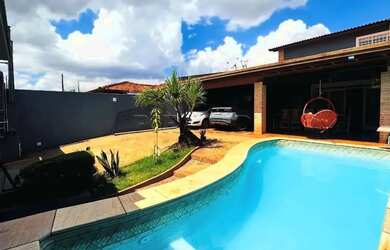 Imagem: A casa possui 4 Dormitórios, 5 Banheiros, 4 Vagas na garagem