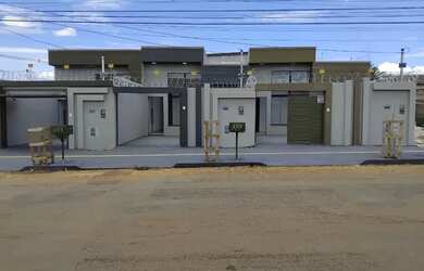 Imagem: A casa possui 2 Dormitórios, 2 Banheiros, 2 Vagas na garagem