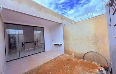 Imagem: A casa possui 3 Dormitórios, 2 Banheiros, 1 Vaga na garagem