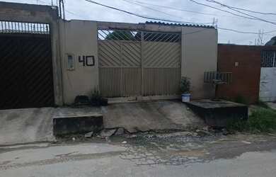 Imagem: A casa possui 2 Dormitórios, 1 Banheiro, 2 Vagas na garagem