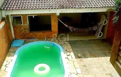 Imagem: A casa possui 3 Dormitórios, 2 Banheiros, 2 Vagas na garagem