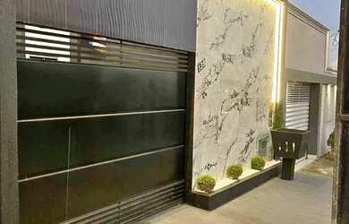 Imagem: A casa possui 2 Dormitórios, 2 Banheiros, 2 Vagas na garagem