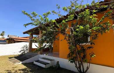 Imagem: A casa possui 3 Dormitórios, Acomodam 8 pessoas, 5 Vagas na