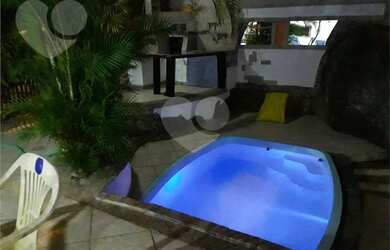 Imagem: A casa possui 4 Dormitórios, 2 Banheiros, 2 Vagas na garagem