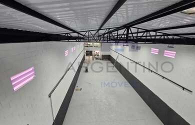 Imagem: O depósito possui 3 Vagas na garagem, 700m² de Área e está