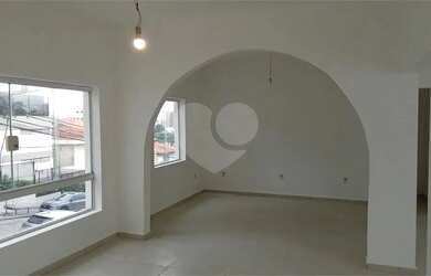 Imagem: A casa possui 3 Dormitórios, 2 Banheiros, 4 Vagas na garagem