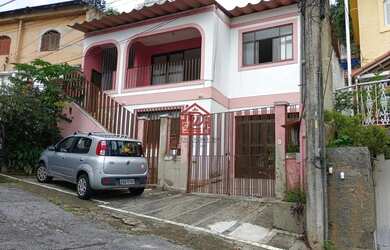 Imagem: A casa possui 4 Dormitórios, 4 Banheiros, 1 Vaga na garagem