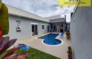 Imagem: A casa possui 3 Dormitórios, 3 Banheiros, 2 Vagas na garagem