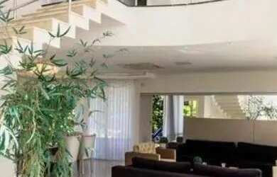 Imagem: A casa possui 4 Dormitórios, 5 Banheiros, 4 Vagas na garagem