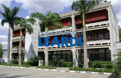 Imagem: O depósito possui 5 Vagas na garagem, 4.131m² de Área e