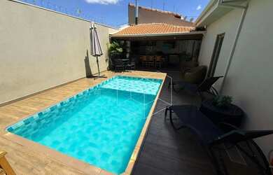 Imagem: A casa possui 3 Dormitórios, 2 Banheiros, 2 Vagas na garagem