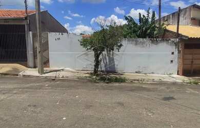Imagem: A casa possui 1 Dormitório, 2 Banheiros, 5 Vagas na garagem