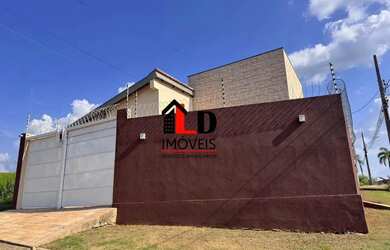 Imagem: A casa possui 4 Dormitórios, 3 Banheiros, 3 Vagas na garagem