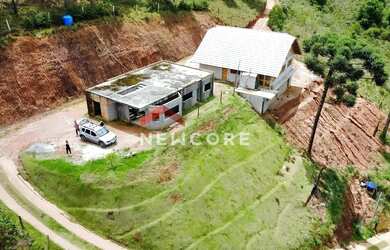 Imagem: A casa possui 4 Dormitórios, 4 Banheiros, 2 Vagas na garagem