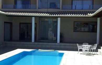 Imagem: A casa possui 5 Dormitórios, Acomodam 30 pessoas, 5 Vagas na