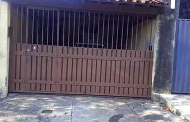 Imagem: A casa possui 3 Dormitórios, 2 Banheiros, 2 Vagas na garagem