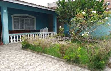 Imagem: A casa possui 3 Dormitórios, 2 Banheiros, 5 Vagas na garagem