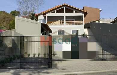 Imagem: A casa possui 3 Dormitórios, 2 Banheiros, 3 Vagas na garagem