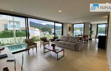 Imagem: A casa em condomínio possui 4 Dormitórios, 5 Banheiros, 4