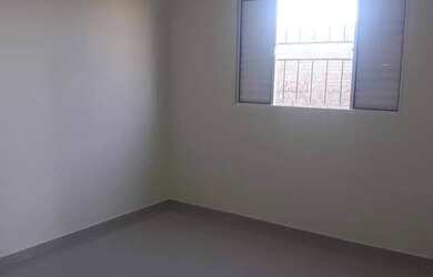 Imagem: A casa possui 2 Dormitórios, 2 Banheiros, 2 Vagas na garagem