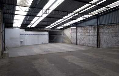 Imagem: O depósito possui 5 Vagas na garagem, 213m² de Área e está