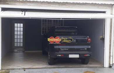 Imagem: A casa possui 3 Dormitórios, 2 Banheiros, 2 Vagas na garagem