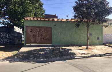 Imagem: A casa possui 4 Dormitórios, 2 Banheiros, 5 Vagas na garagem