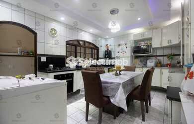 Imagem: A casa possui 2 Dormitórios, 2 Banheiros, 2 Vagas na garagem