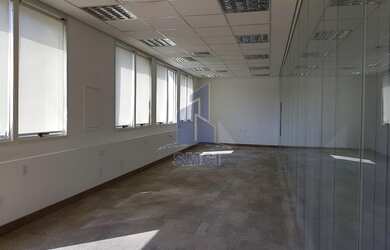 Imagem: O depósito possui 5 Vagas na garagem, 300m² de Área e está