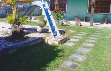 Imagem: A casa possui 4 Dormitórios, 1 Banheiro, 5 Vagas na garagem