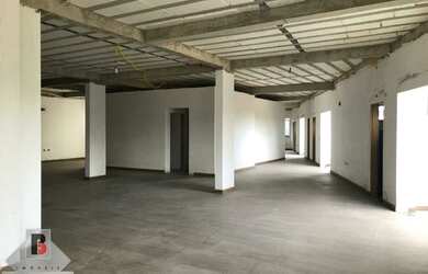 Imagem: O depósito possui 5 Vagas na garagem, 2.400m² de Área e