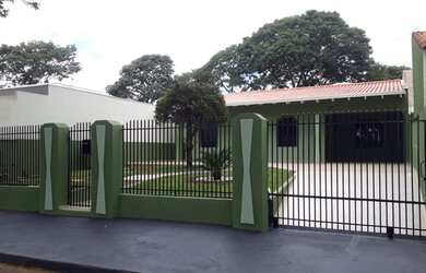 Imagem: A casa possui 4 Dormitórios, 3 Banheiros, 5 Vagas na garagem